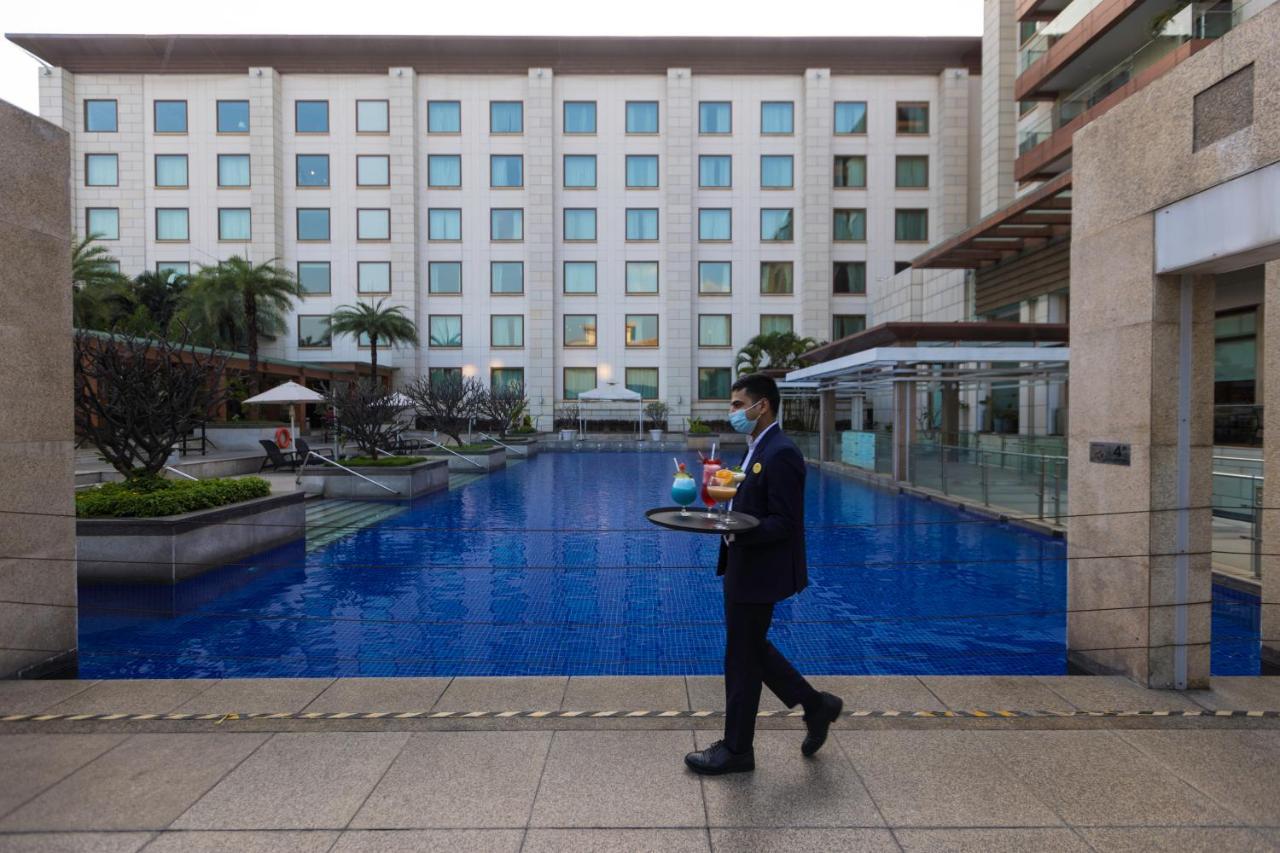 Novotel Hyderabad Airport Екстер'єр фото The pool at the hotel