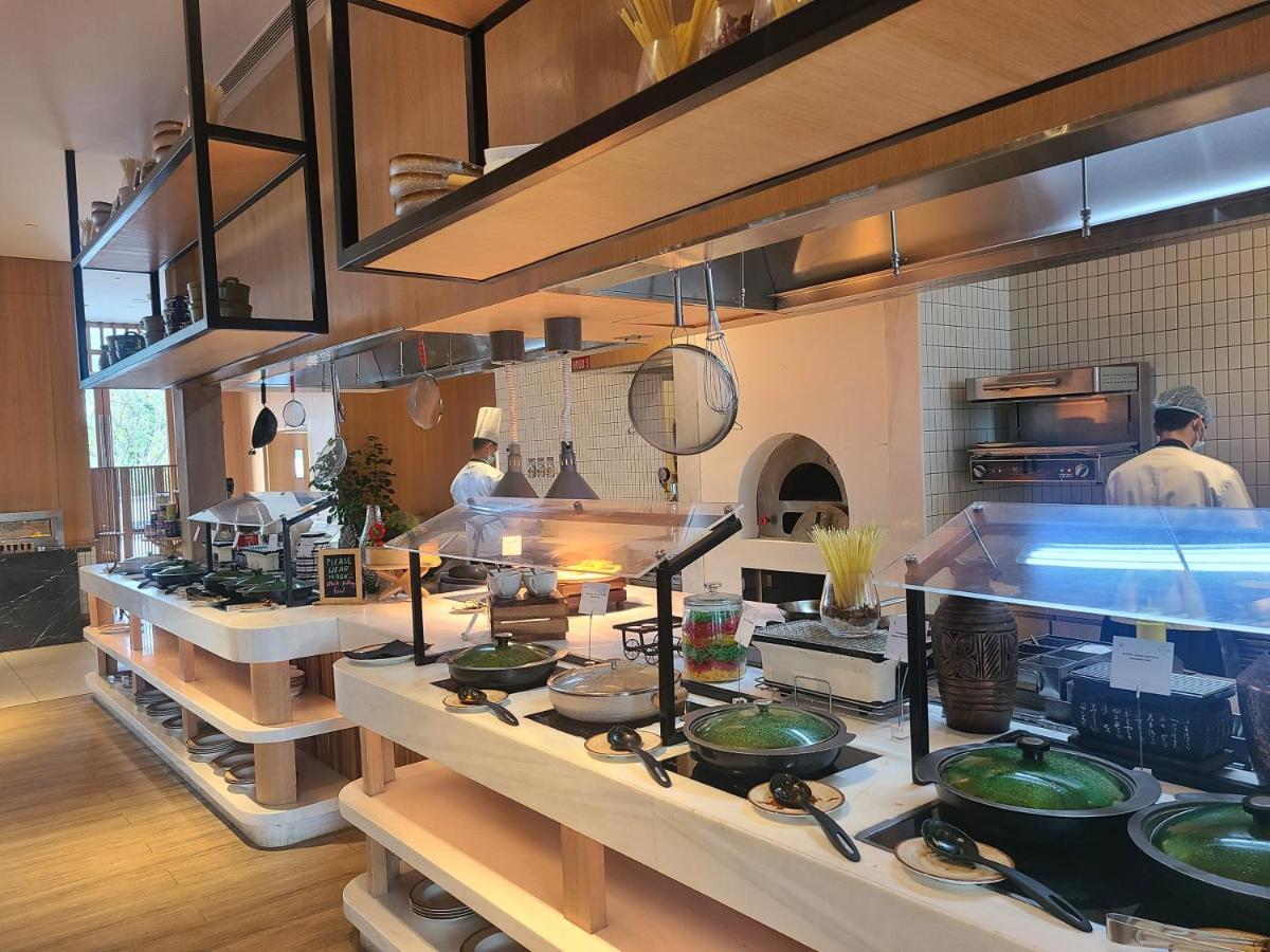 Novotel Hyderabad Airport Екстер'єр фото The buffet at the restaurant