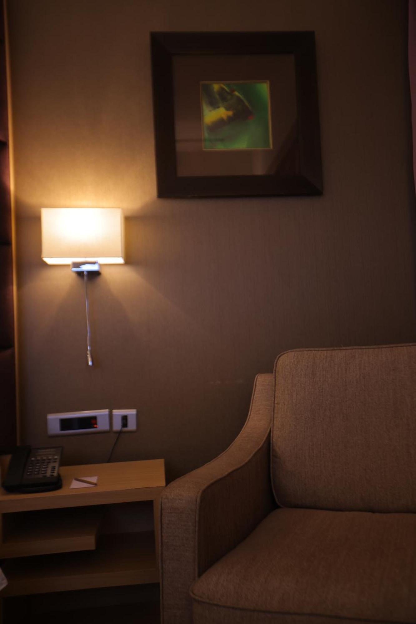 Novotel Hyderabad Airport Екстер'єр фото A wall light