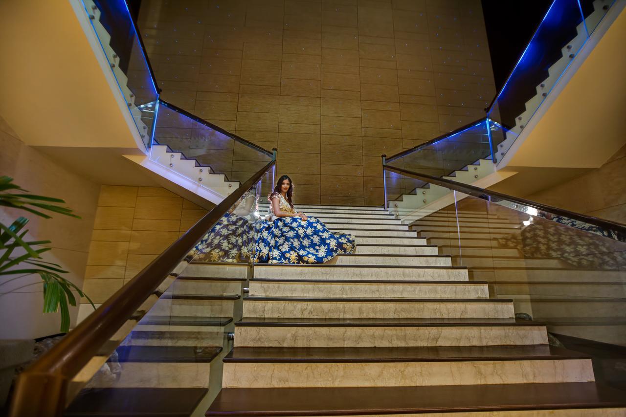 Novotel Hyderabad Airport Екстер'єр фото A woman in a blue lehenga