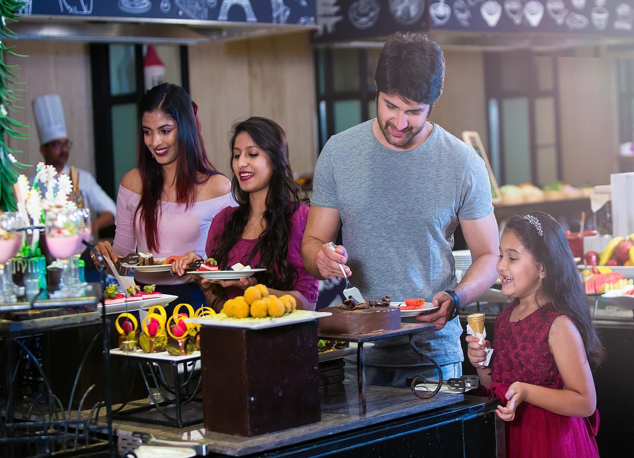 Novotel Hyderabad Airport Екстер'єр фото A buffet at a hotel